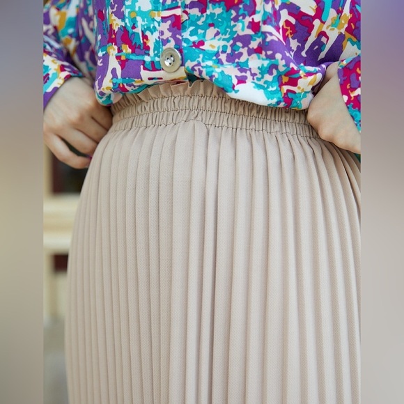 Dresses & Skirts - Bundle of 2 Unlined Scuba Pleated Skirts - Beige & Black, One Size Fits All